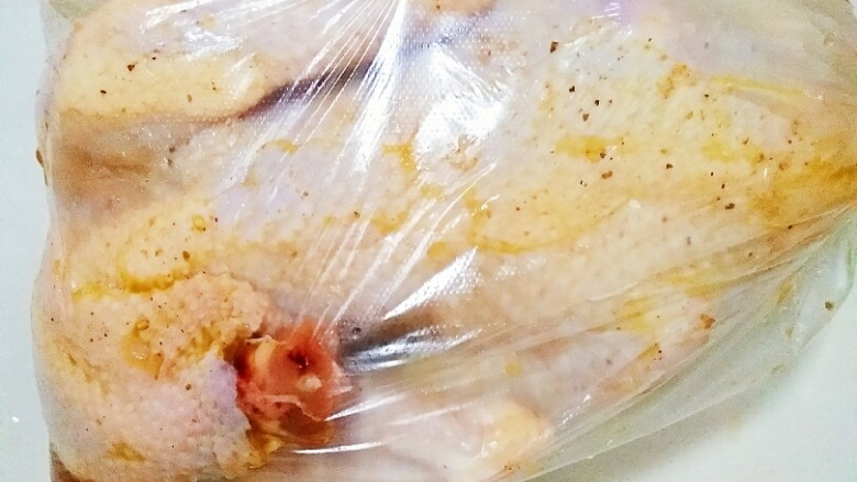 家庭版烤鸡,再把鸡肉和所有的腌鸡料一起装进保鲜袋里密封好,把它放进冰箱里,冷藏3小时以上,冷藏中途需要把袋子翻动一下,以便鸡肉更好的入味