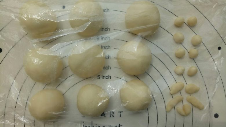 卡通酥皮小面包,把面团分成9份24克、还会剩下13克左右做小动物的耳朵(每个耳朵1克),分好后盖保鲜膜松弛20分钟。