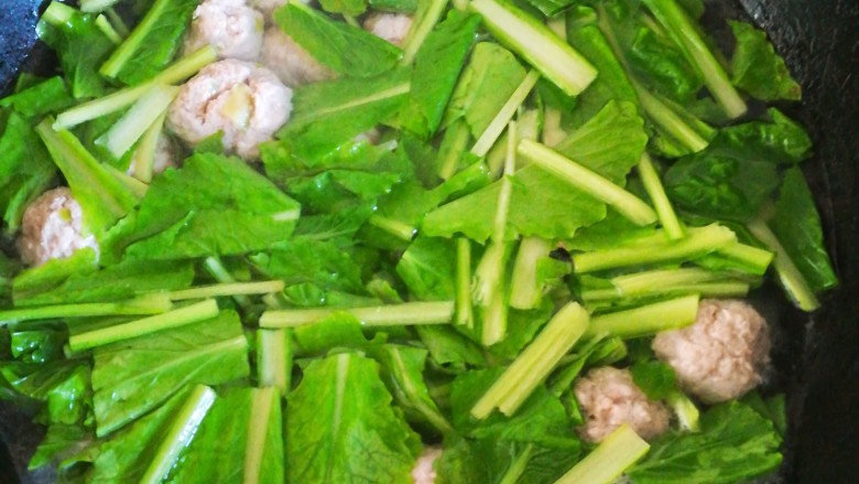 小白菜丸子汤,待丸子都浮起后,放入小白菜,加入适量盐,煮的时间不要过长,影响小白菜的营养和口感