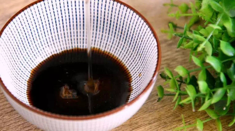 让你一眼就喜欢的——蜜汁南瓜的做法,碗中倒入陈醋、蜂蜜、清水,搅拌均匀