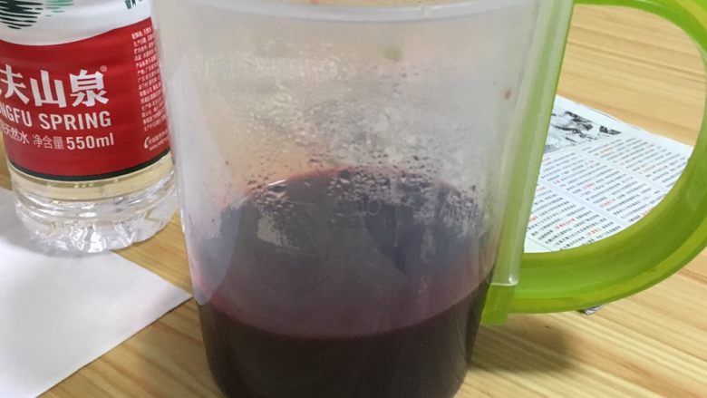 无添加冰糖杨梅,当然，煮好的浓浓冰糖杨梅汁是非常精华的！可以加入冰块+水，成为夏季必备清爽开胃饮品！绝对健康，秒杀那些添加色素防腐剂……