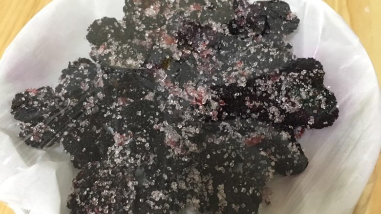 无添加冰糖杨梅,我个人喜好有点研制的，就封上保险膜，静置冰箱！哇塞！味道好得不要不要咯！