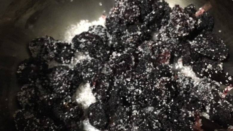 无添加冰糖杨梅,好啦！烤箱出的杨梅用风扇吹2分钟，在撒上颗粒白糖，想多点甜味的就要开启你的可以颠勺功力！让每颗白糖均匀分布每颗杨梅！👌
