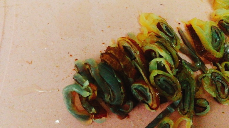 夏天必备+凉拌海蜇皮,切成丝 ,怕太长就再改刀下