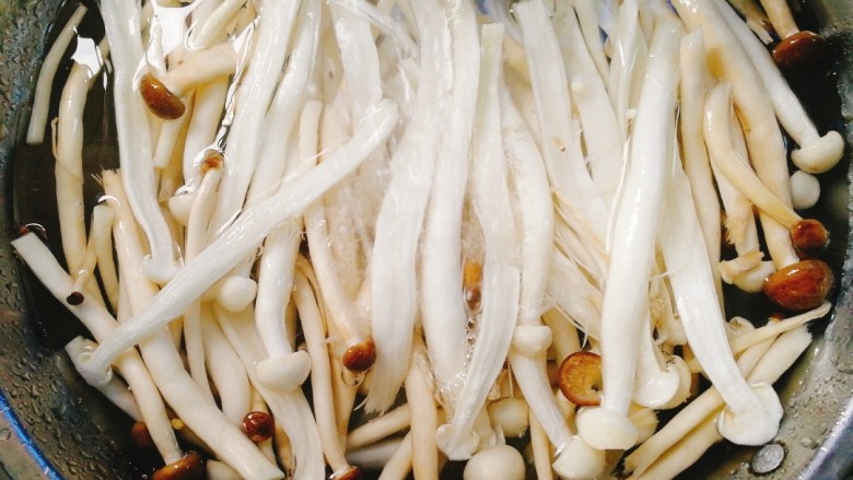 菌类料理+鸭蛋双菇鲜虾汤,先浸泡片刻,然后冲洗干净,<a style='color:red;display:inline-block;' href='/shicai/ 268'>白玉菇</a>大根的可以稍微撕小些。