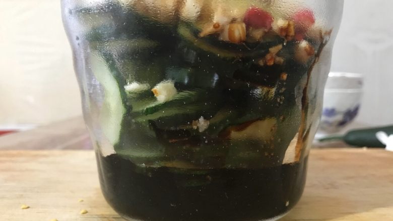 夏日开胃小菜-自制酸辣腌黄瓜,用量差不多是这样子,器皿的四分之一左右