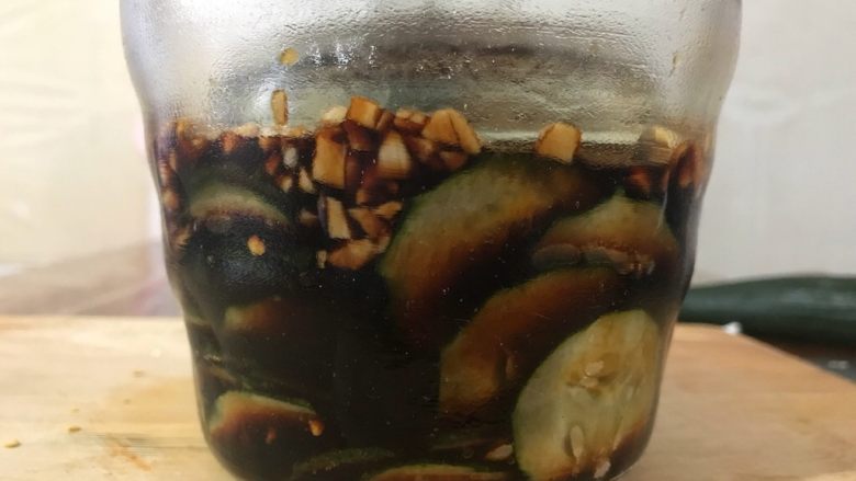 夏日开胃小菜-自制酸辣腌黄瓜,看,黄瓜出水了,然后放入冰箱冷藏一晚,第二天就可以吃了