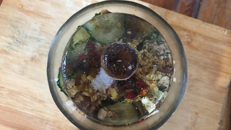 夏日开胃小菜-自制酸辣腌黄瓜,然后盖上盖子,用力压七八下