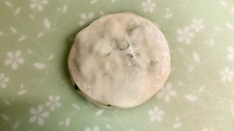 饺子皮葱油饼,反复几次,一共叠了五张饺子皮。