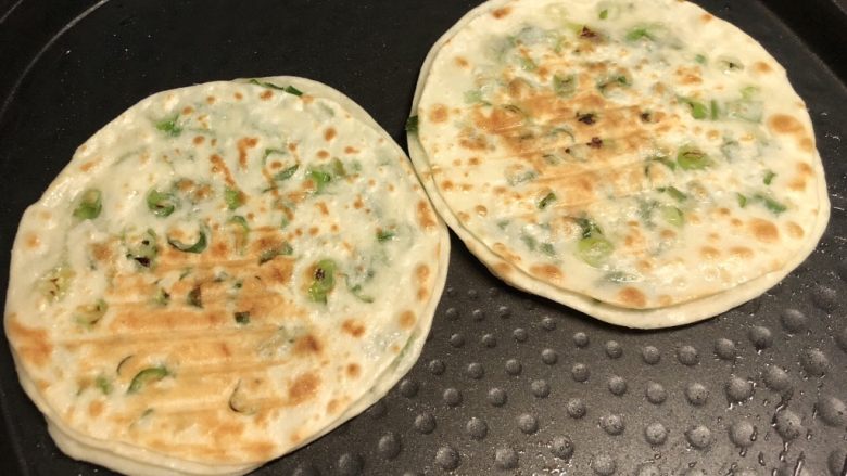 饺子皮葱油饼,烙至两面金黄即可。