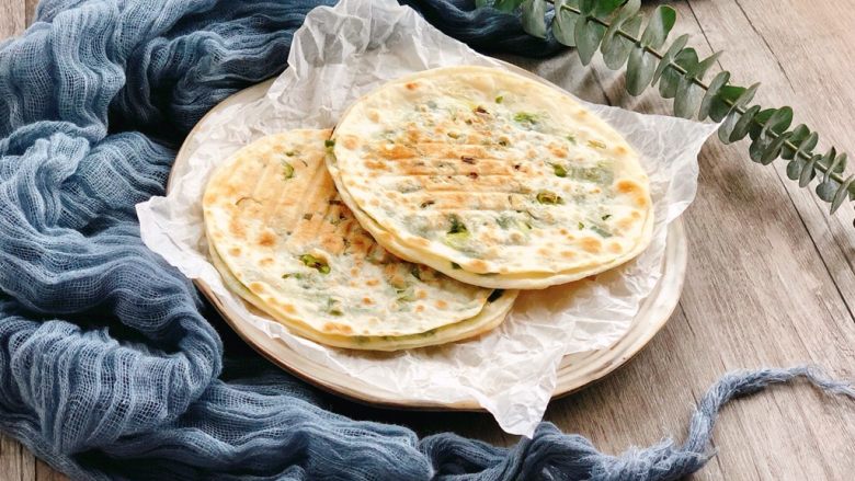 饺子皮葱油饼,层层香脆哦~