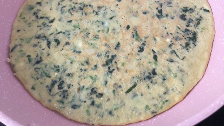 虾皮菠菜鸡蛋饼,底部凝固翻面继续煎一分钟,熟透即可出锅