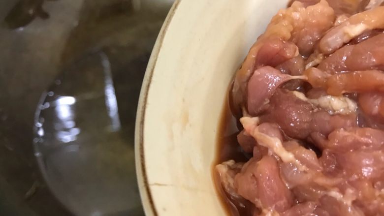 笋干木耳炒肉片,待锅内油七分热时,下猪肉