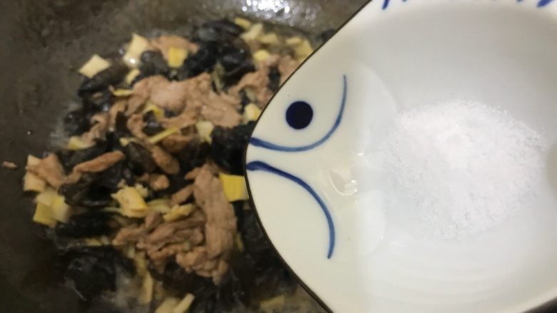 笋干木耳炒肉片,加适量细盐,翻炒均匀,即可