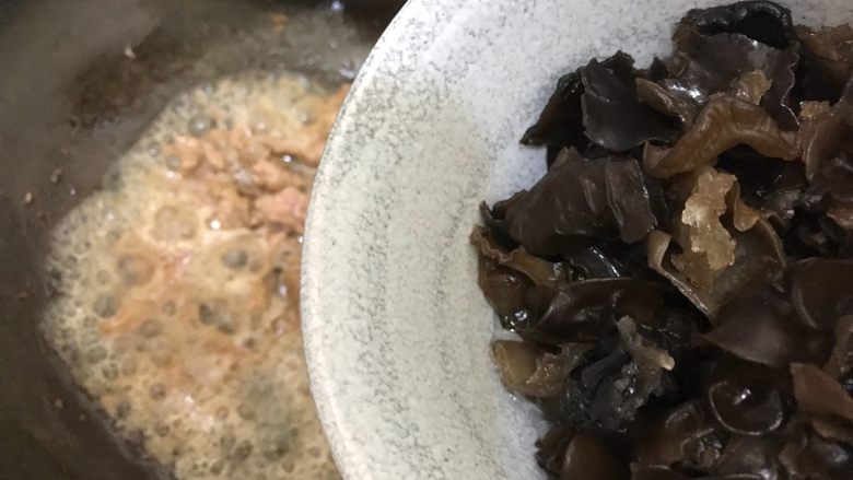 笋干木耳炒肉片,然后下黑木耳,翻炒1分钟