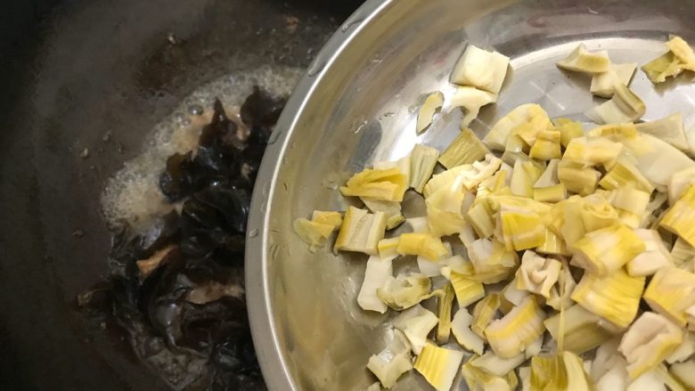笋干木耳炒肉片,然后下笋干,翻炒2分钟