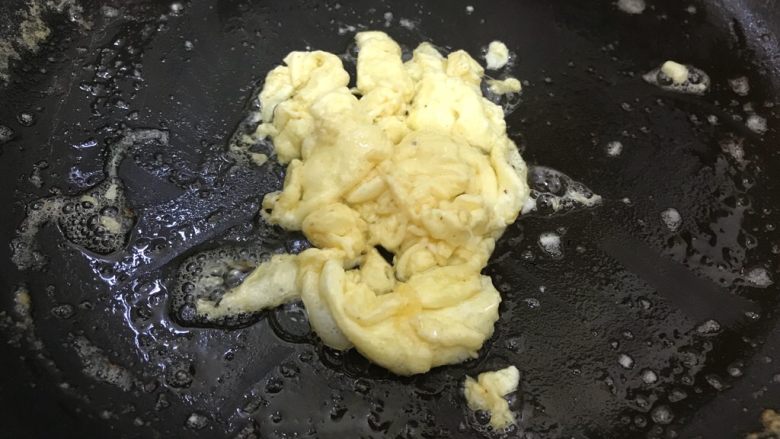 千岛酱火腿肠西多士,如果有多余的蛋奶液,可以倒入平底锅,凝固结块就可以了