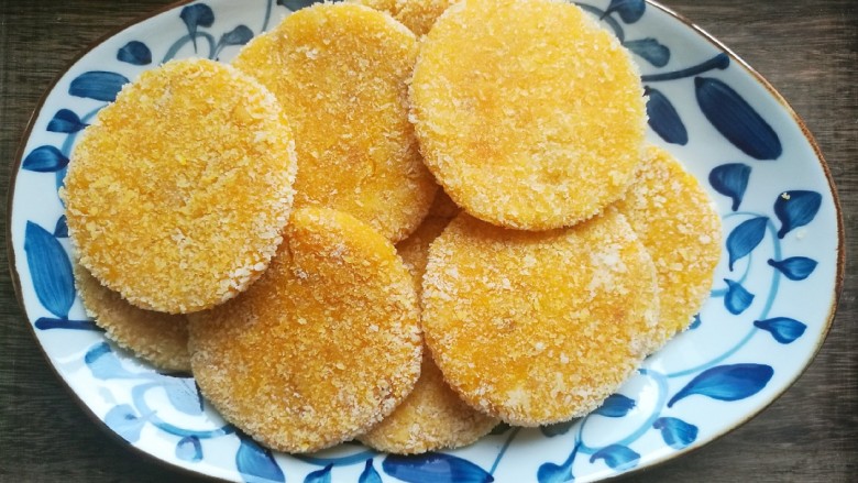 南瓜可乐饼,烙好所有南瓜可乐饼盛入盘中,趁热吃,绵软香糯,好吃极了。