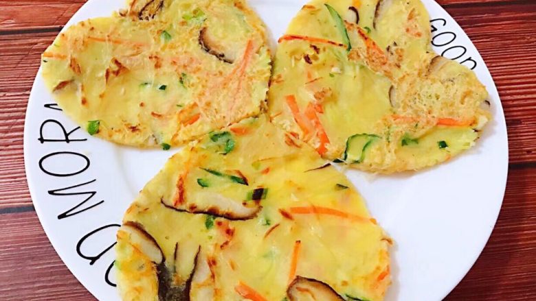 时蔬煎饼,可爱的爱心时蔬煎饼摆入盘中