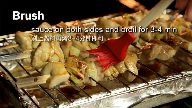 日式照烧鸡肉串,取出,刷上一层照烧汁,继续烘烤3~4分钟即可出炉