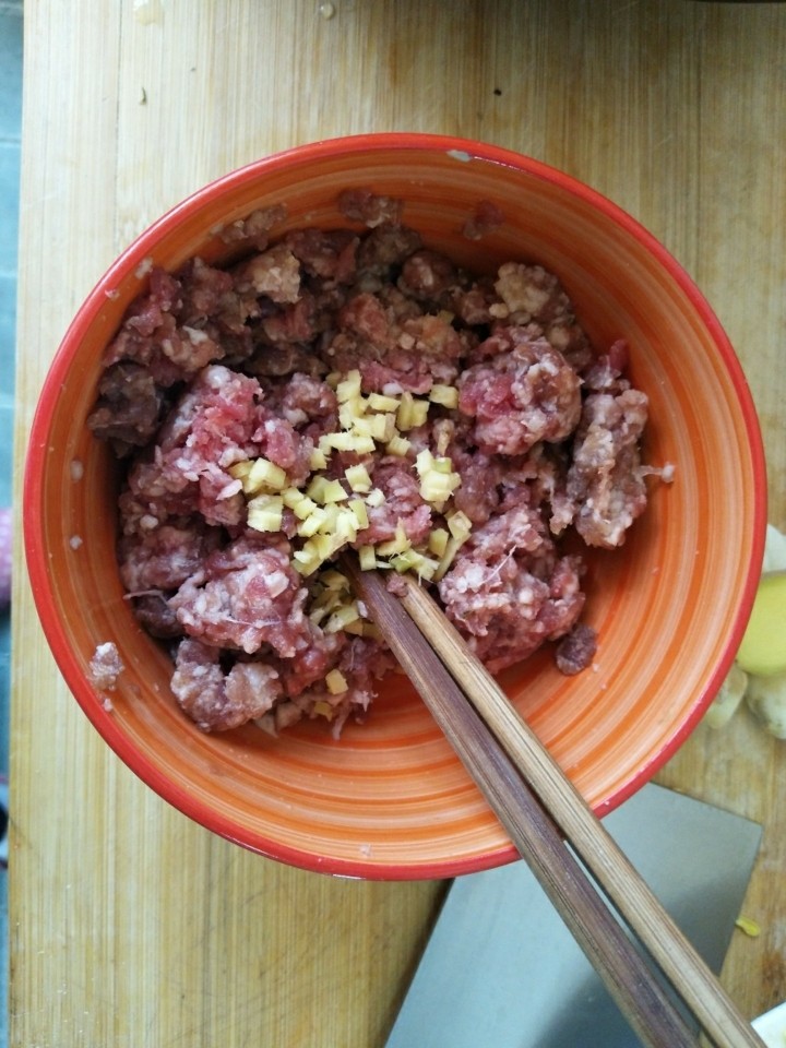 酸豆角炒肉沫,牛肉剁成肉沫加入生姜，<a style='color:red;display:inline-block;' href='/shicai/ 788'>生抽</a>，<a style='color:red;display:inline-block;' href='/shicai/ 718'>料酒</a>少许盐腌制半小时