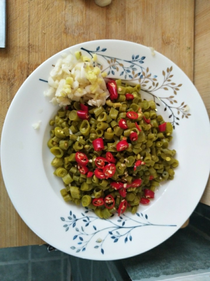 酸豆角炒肉沫,<a style='color:red;display:inline-block;' href='/shicai/ 5085'>酸豆角</a>洗干净切成小丁,这里我是超市买的袋装的,回家洗一下切碎就好。小米辣切碎蒜末备好