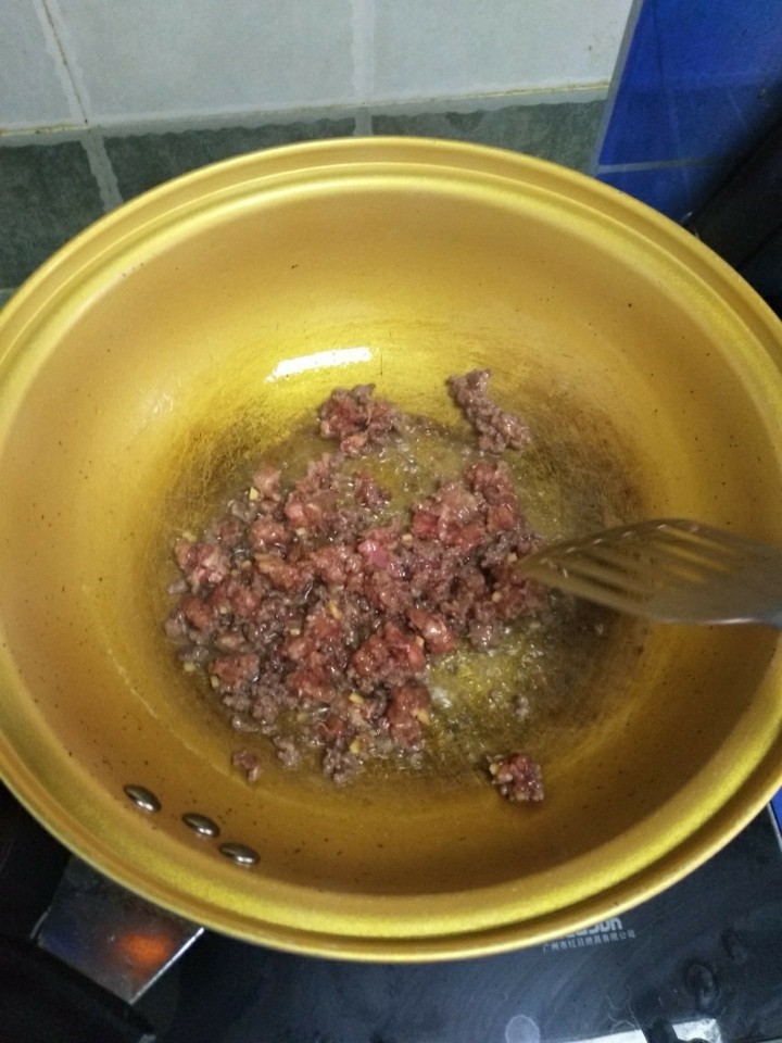 酸豆角炒肉沫,热火凉油先将肉沫炒香