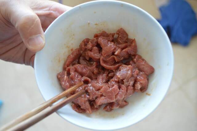 牛肉炒面,将<a style='color:red;display:inline-block;' href='/shicai/ 216'>牛肉</a>切成薄片，在碗中加入<a style='color:red;display:inline-block;' href='/shicai/ 512'>玉米淀粉</a>，1勺<a style='color:red;display:inline-block;' href='/shicai/ 692'>酱油</a>和油。备用。