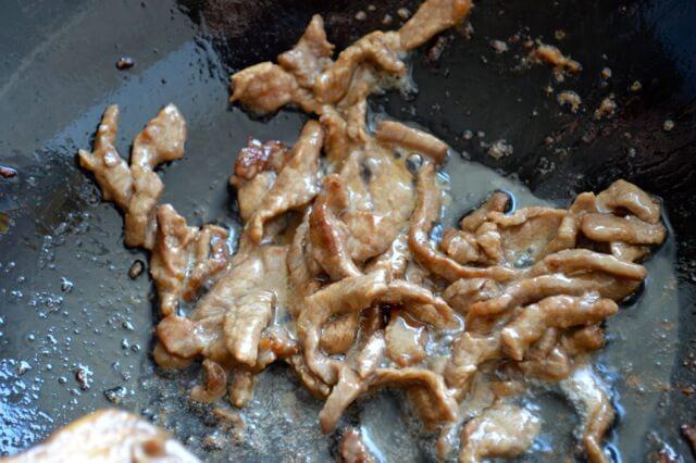 牛肉炒面,将锅加热至轻微冒烟,然后加入2勺油,涂在锅上,将牛肉翻炒至6分熟熟。起锅,备用。