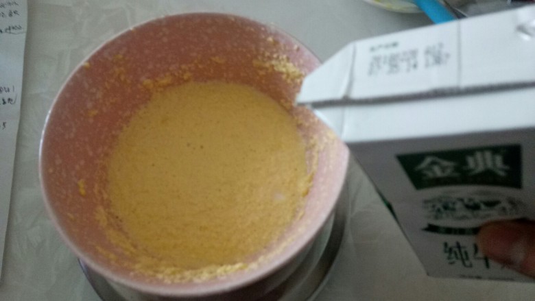可可味巧克力流心马芬,分3次加入蛋液,搅拌均匀。