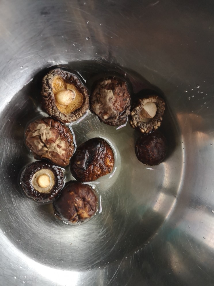烤鸡,香菇泡发,切块