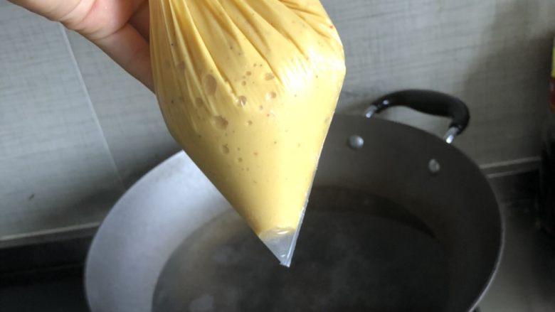 速成鸡蛋面,面糊灌入保鲜袋 烧水
