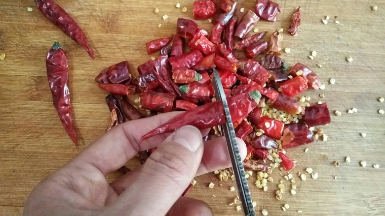 歌乐山辣子鸡,干辣椒洗去浮尘后剪成小段。