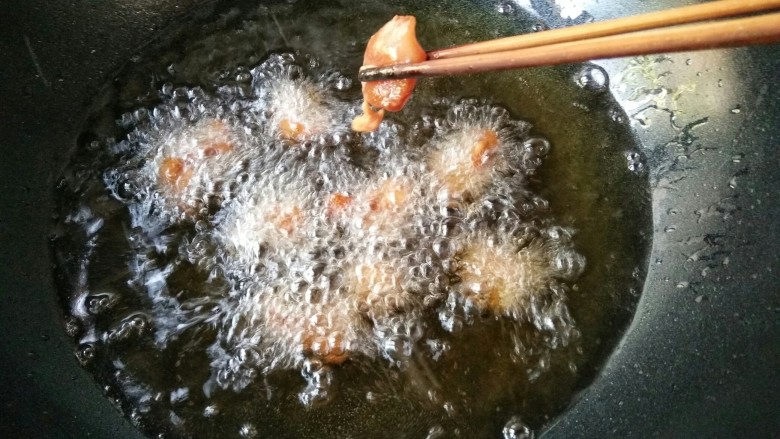 歌乐山辣子鸡,锅中倒入400毫升食用油,(加拿大芥花油,味道中性,色质较轻,不会掩盖食材本身的味道与色泽,烟点达242摄氏度,能有效减少油烟等有害物质的产生)烧至5成热后,下入腌好的鸡肉。