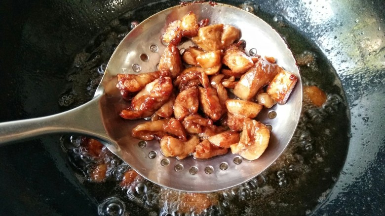 歌乐山辣子鸡,小火炸至鸡肉外酥里嫩,色泽鲜艳红润后沥油捞出。