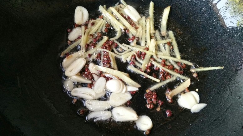 歌乐山辣子鸡,锅中留适量底油,烧热后放入姜丝,蒜片,<a style='color:red;display:inline-block;' href='/shicai/ 700'>花椒</a>爆出香味。