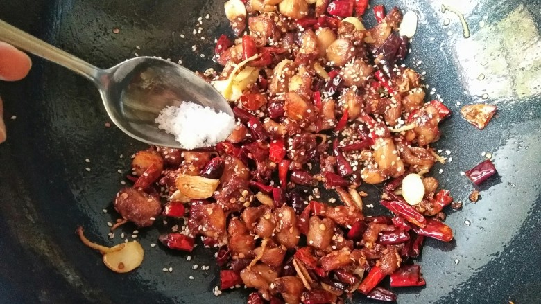 歌乐山辣子鸡,最后加入一丢丢<a style='color:red;display:inline-block;' href='/shicai/ 3729'>白糖</a>提鲜。