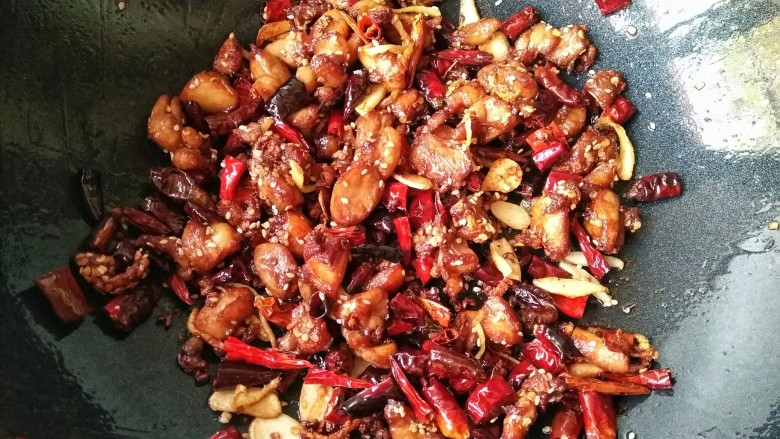 歌乐山辣子鸡,翻炒均匀即可。