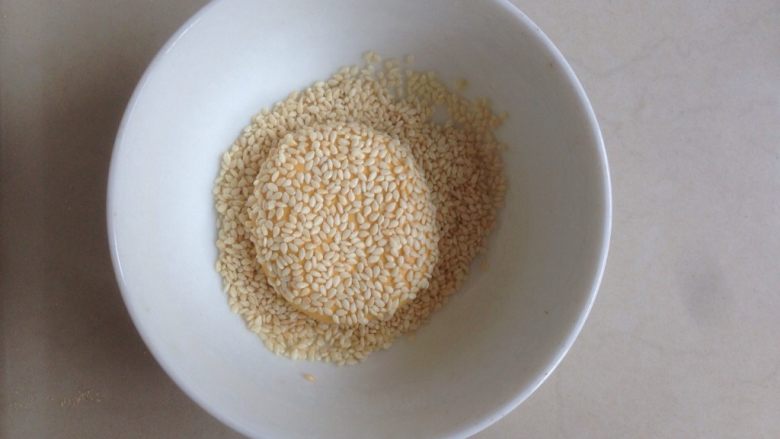 黑芝麻馅南瓜饼,放在白芝麻里压扁一下,两面都沾满白芝麻。