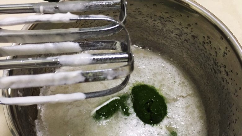 抹茶奶油卷,打十几秒油水融合,抹茶粉用温水调和均匀,倒入油水中。