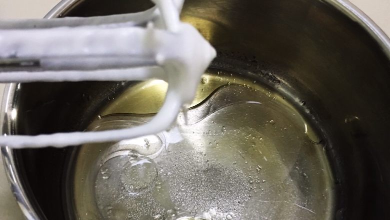 抹茶奶油卷,油水混合,加入盐,打蛋头不用清洗。