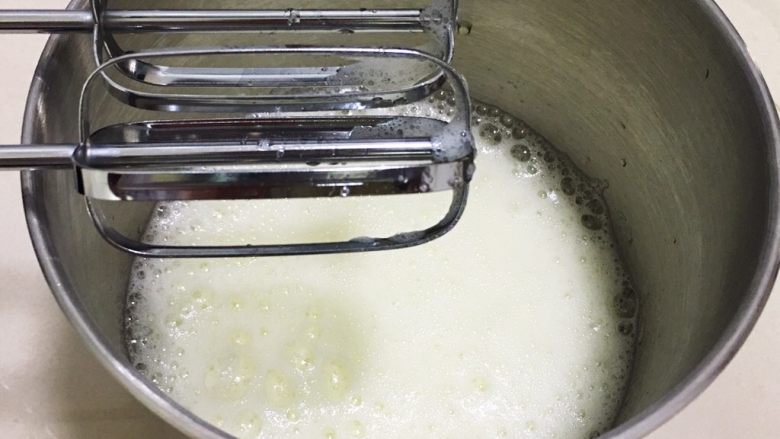 抹茶奶油卷,打蛋器高速搅打30圈,出现粗泡。