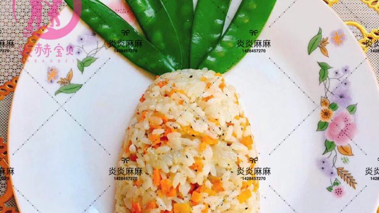 宝宝创意餐~菠萝饭,盛出装入盘中,做成菠萝造型,放入荷兰豆装饰