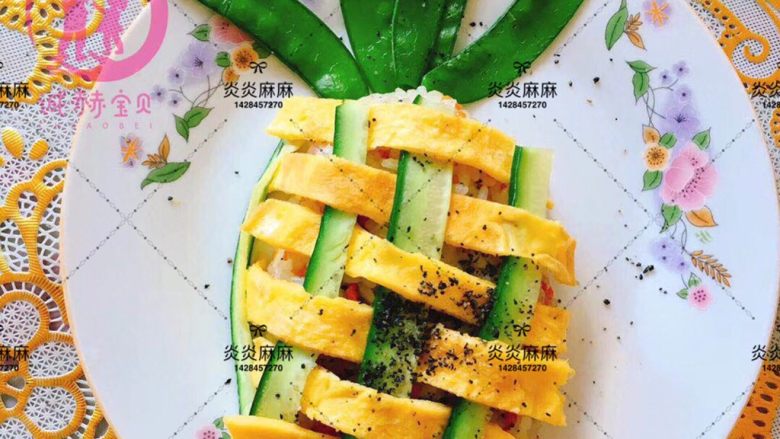 宝宝创意餐~菠萝饭,编好的形状盖在饭上,剪掉多余的黄瓜条和鸡蛋条,撒入牡蛎粉补锌