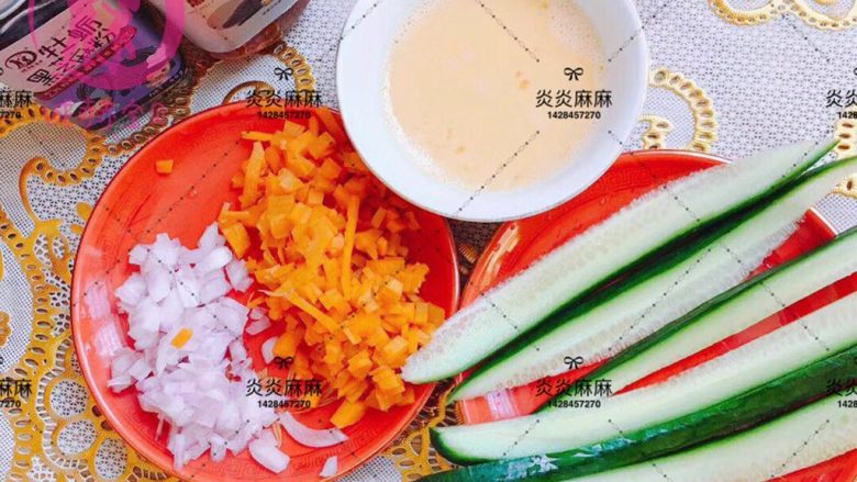 宝宝创意餐~菠萝饭,胡萝卜,圆葱切丁,黄瓜切成薄细条,鸡蛋加入一点淀粉打散备用
