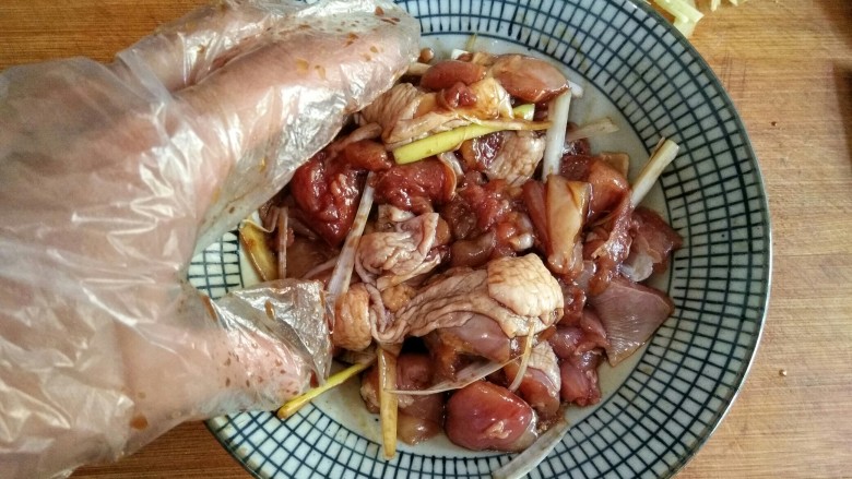 歌乐山辣子鸡,将切好的鸡块放入碗中，加入盐 ，<a style='color:red;display:inline-block;' href='/shicai/ 756'>鸡精</a>，<a style='color:red;display:inline-block;' href='/shicai/ 718'>料酒</a> ，酱油 ，姜片，葱丝，抓拌均匀，腌制15-20分钟。