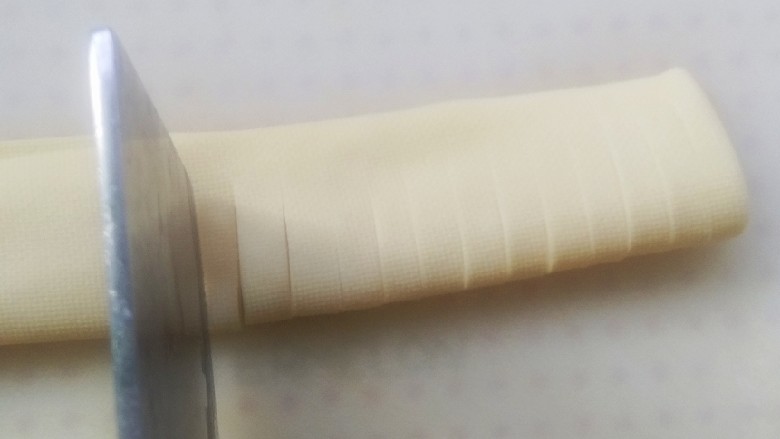 豆菊,从头开始切细丝,但不要切断,从头一直切到尾