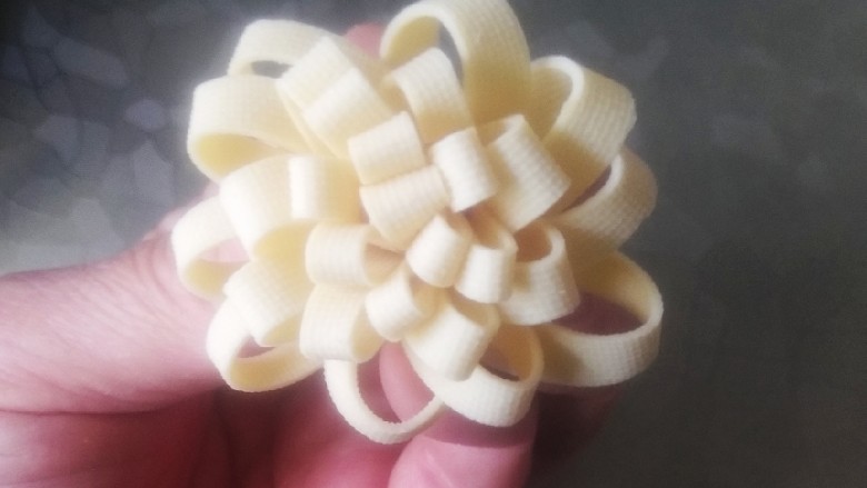 豆菊,用手整一下形状,豆皮菊花就做好了