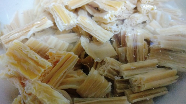 夏日凉爽凉拌菜——腐竹花生米,<a style='color:red;display:inline-block;' href='/shicai/ 468'>腐竹</a>剪成小段,用清水浸泡,泡软为止。