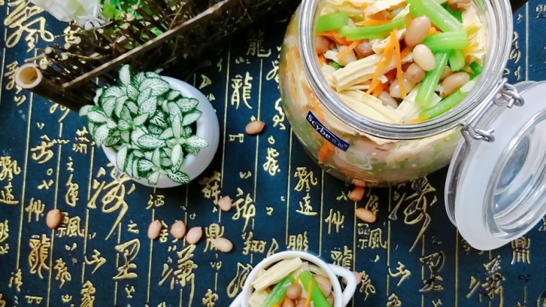 夏日凉爽凉拌菜——腐竹花生米,不喜欢清淡的可以加适量的辣椒油,味道也不错。